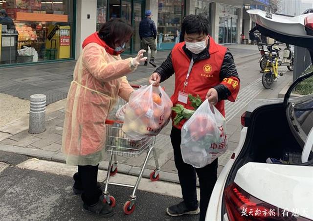 超市员工热心兼职社区代买员,每天用私家车给