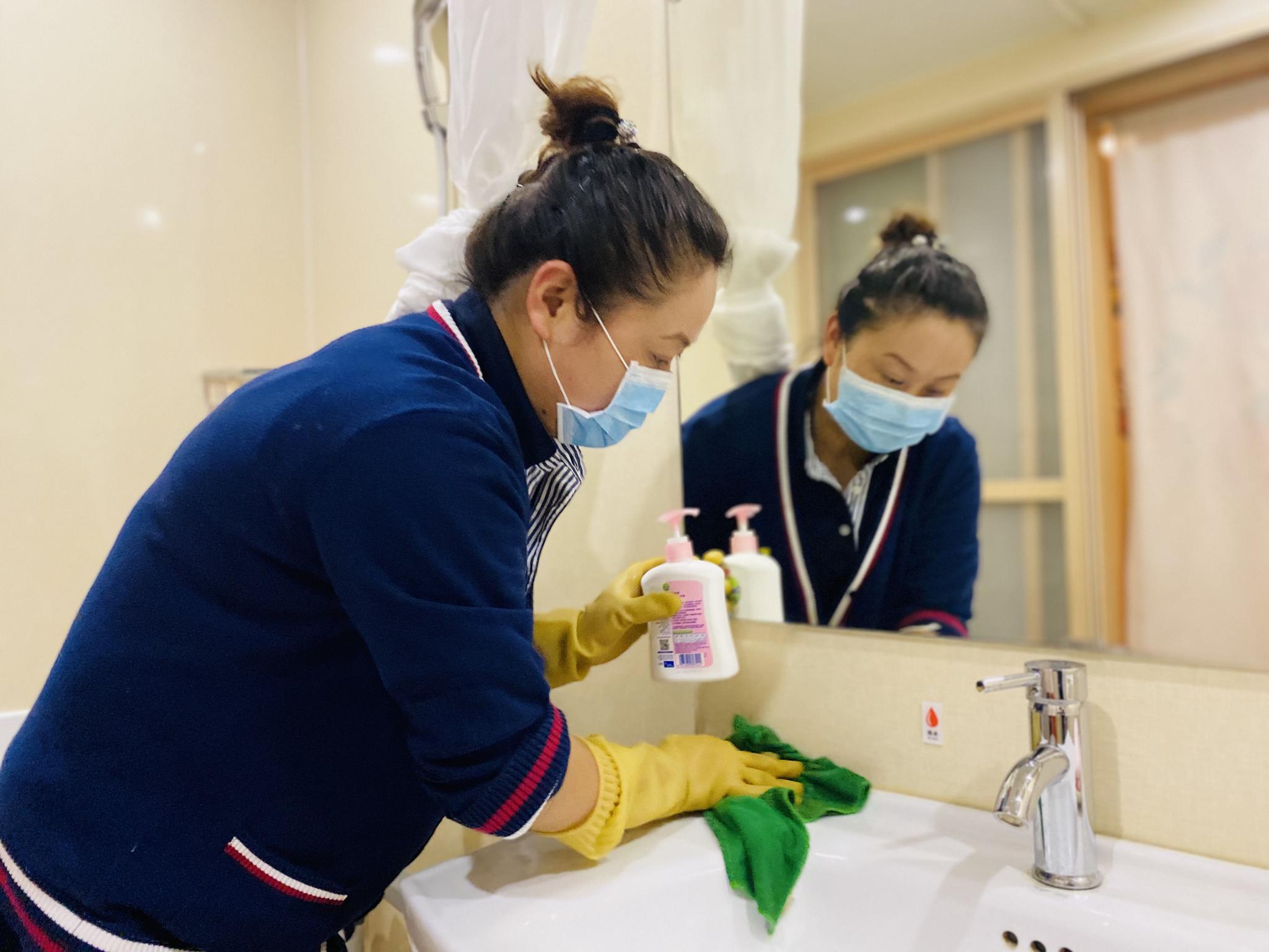 朝阳区双合家园一养老院内,员工进行日常消杀清洁工作。受访者供图