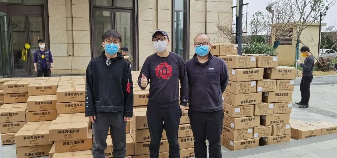 ▲邵进（中）募捐的自热米饭到达武汉