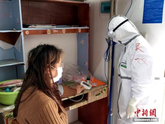 医护职员为治愈出院患者测血压。 安源 摄
