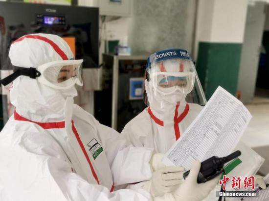 医护职员在梳理治愈出院患者资料。 安源 摄