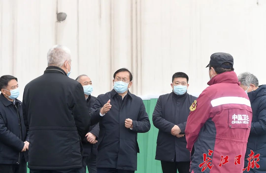 王忠林向蔡甸区袁家台方舱医院一线医务事情者领会特别群体医疗救治事情希望情形。长江日报记者 周超 摄