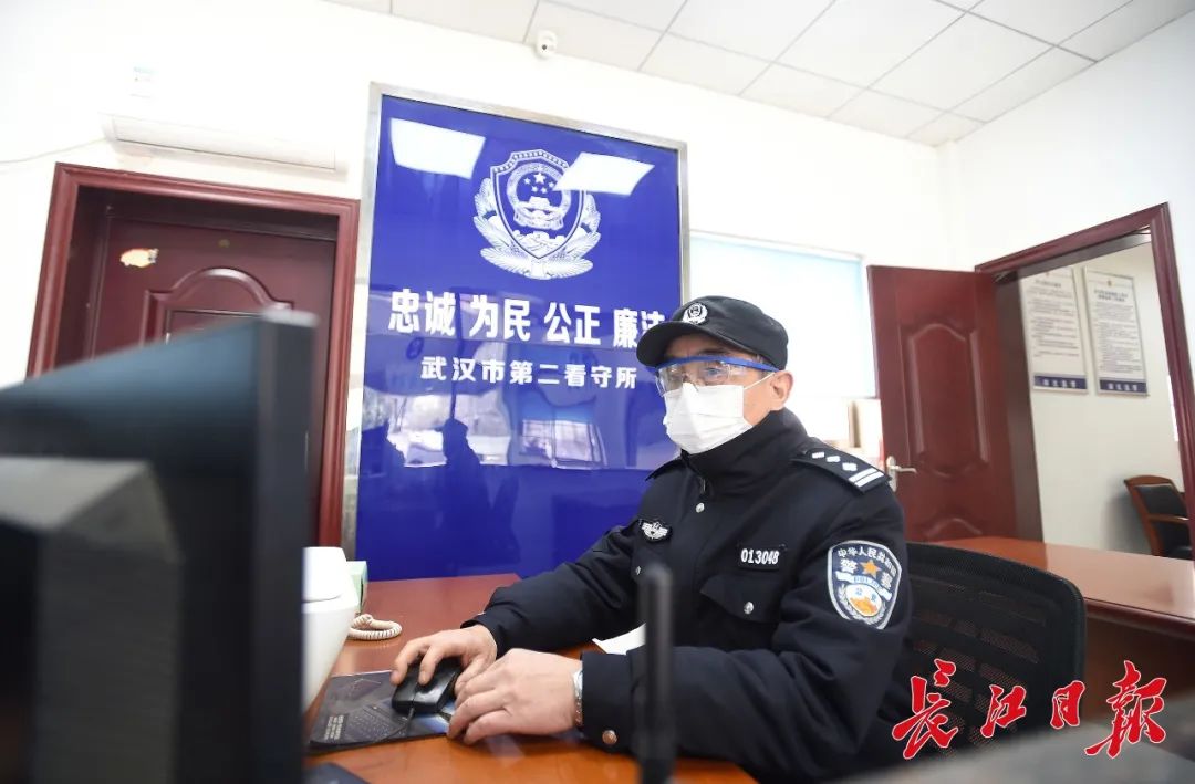 武汉市第二看管所正在事情的干警。长江日报记者 周超 摄