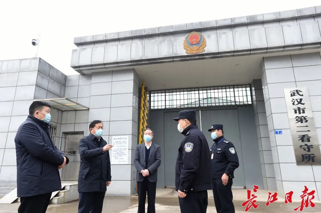 王忠林来到武汉市第二看管所,同看管所重要卖力同道频频嘱咐:万万不能麻木大意。长江日报记者 周超 摄
