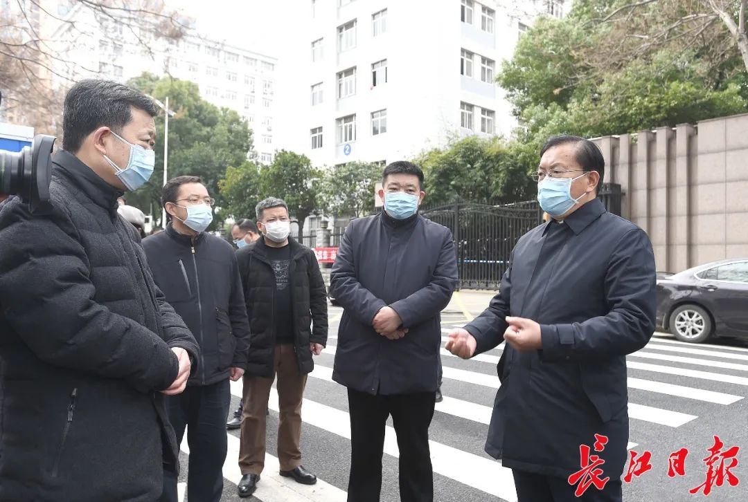 来到武汉市社会福利院,王忠林现场和谐办理福利院在疫情防控事情中的难点、微弱点。长江日报记者 周超 摄