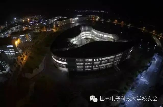 除了这些令人骄傲的背景,桂电的图书馆更是号称是华南最大的图书馆之