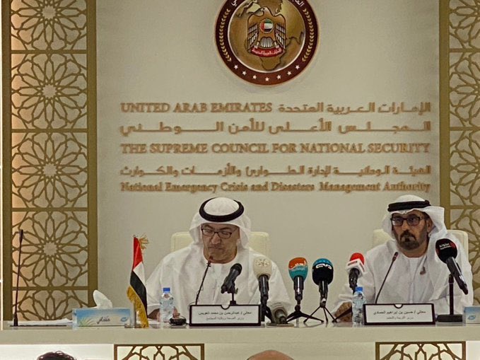 △阿联酋卫生和预防部长阿卜杜勒·拉赫曼·奥瓦伊斯(左)(Abdul Rahman Al Owais)(图片来源于当地媒体)