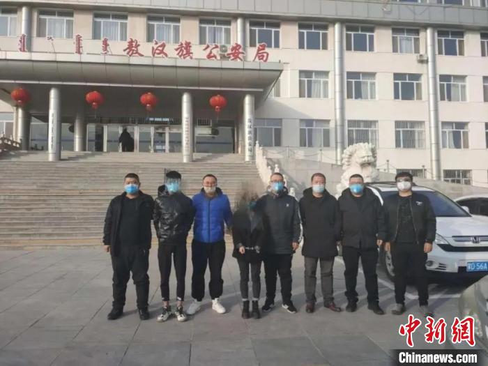 图为警方将二人抓获。 红山警方供图