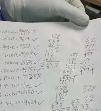 赵树林为小患者“批改”作业。图源:杭州综合频道