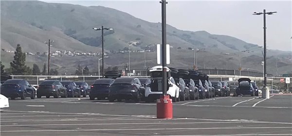 特斯拉大批刚下线Model Y曝光:交付即将开始