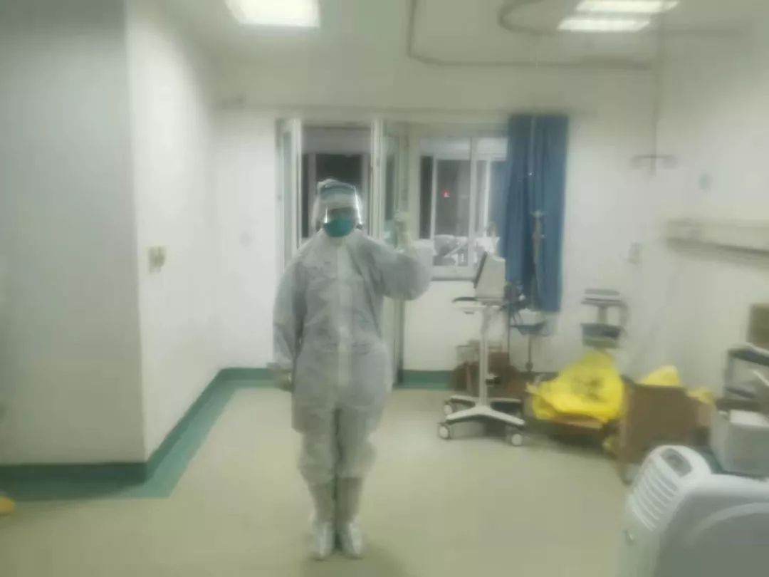  冯亮在病房穿着厚重的防护服 受访者供图