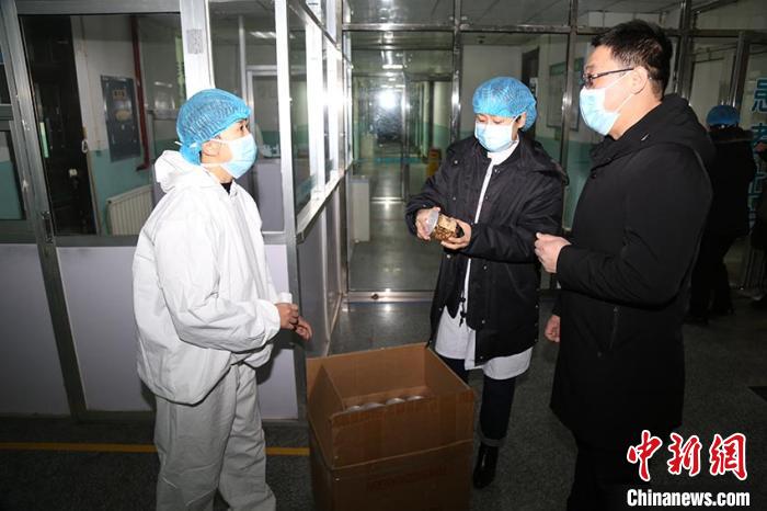 同事送来的茶饮在这个冬天很温暖 苍雁 摄