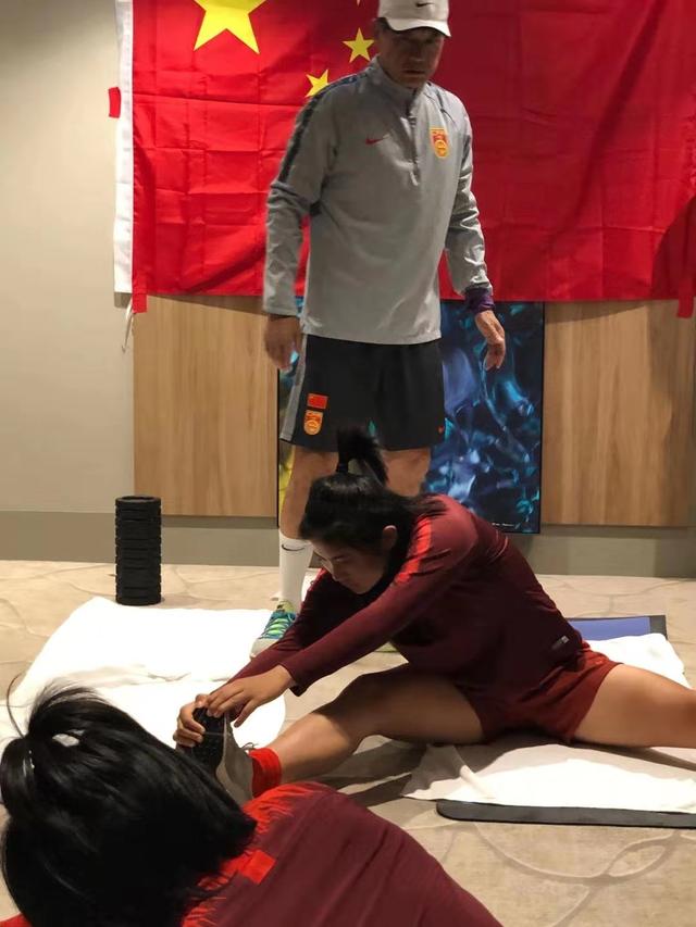 圖說:女足隊員酒店熱身,保持狀態