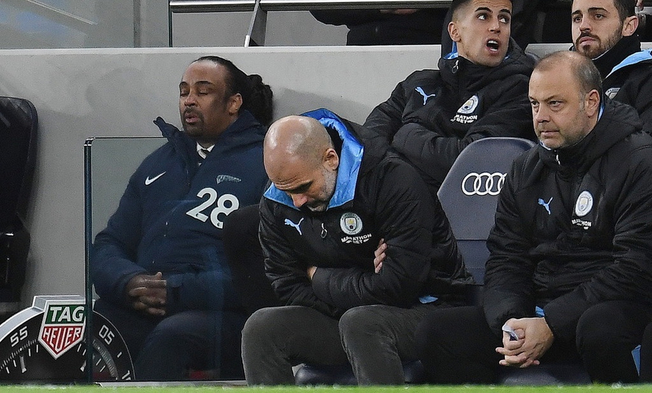  瓜迪奥拉低头无语。