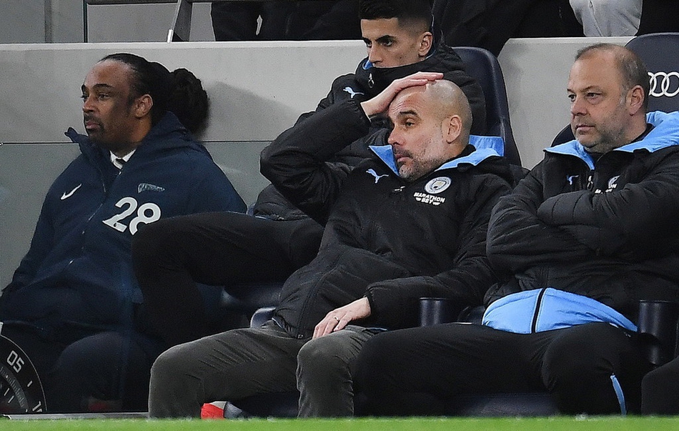  瓜迪奥拉瘫坐在教练席。