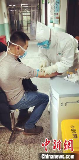 给发热患者采血 葛丽坤 摄