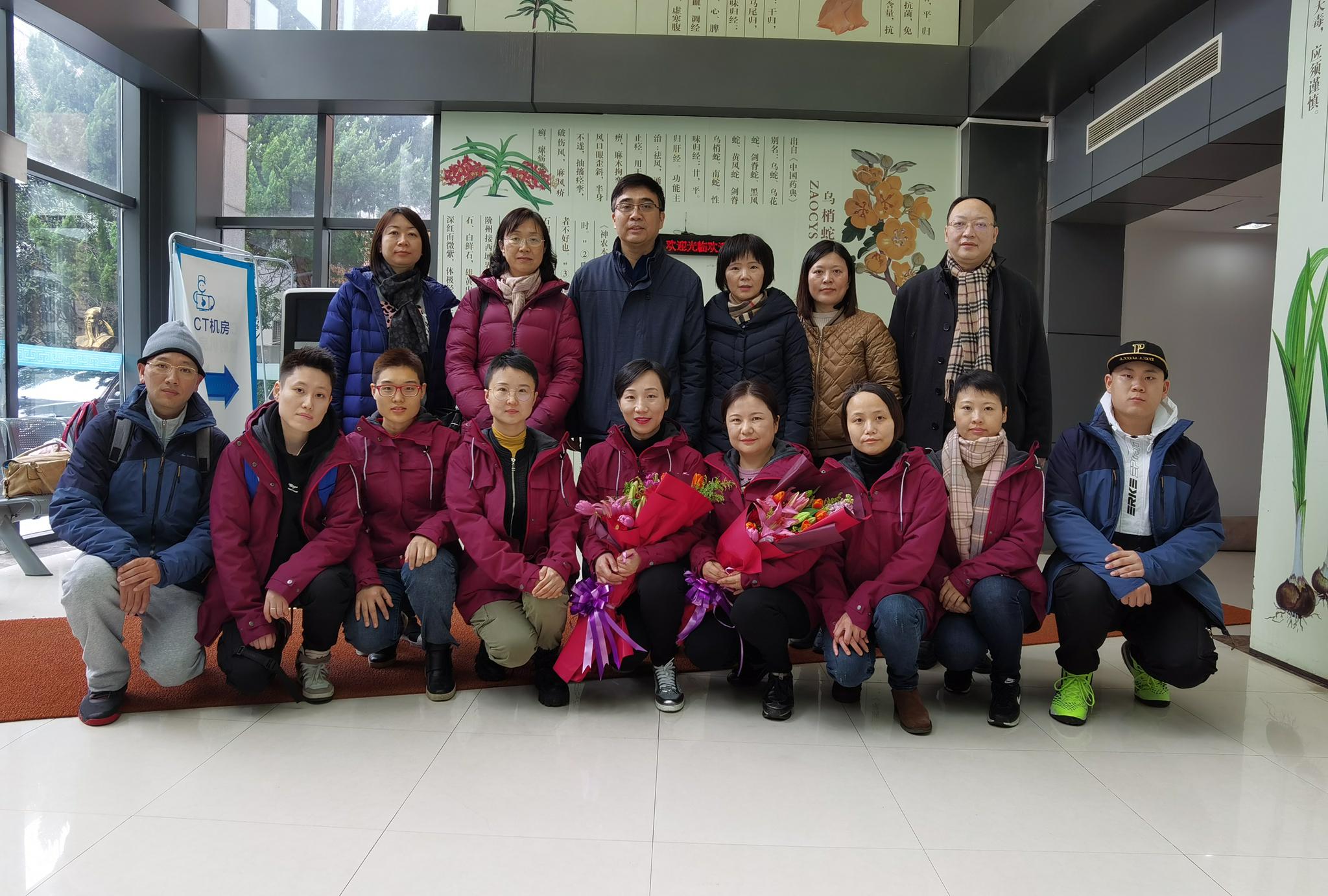  周萍所在的第二批上海援鄂医疗队，支援的医务人员在出发前拍摄的合影。 受访者供图