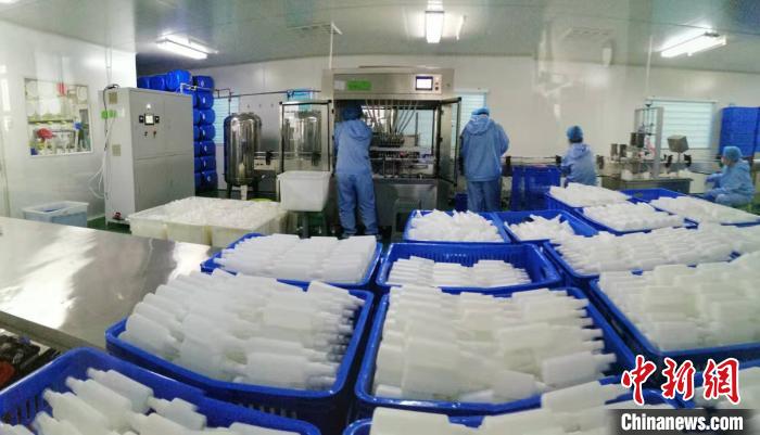 山西企业纳安生物加班生产“免洗抑菌喷雾”。 山西欧美同学会供图 摄