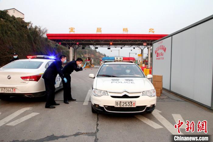 两地警方接力护送16箱救命药 伍公宣 摄