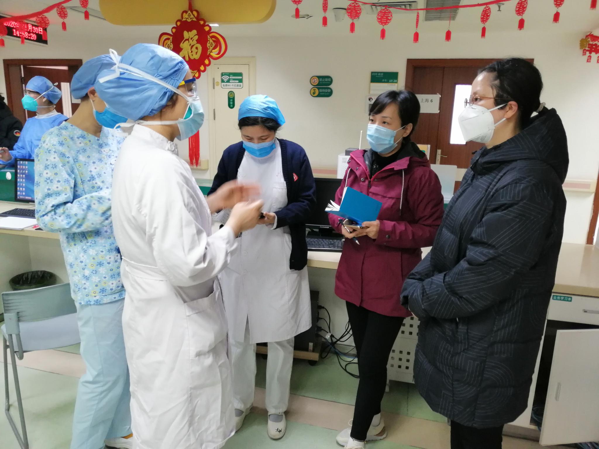 周萍所在的第二批上海援鄂医疗队，支援的医务人员在出发前拍摄的合影。 受访者供图