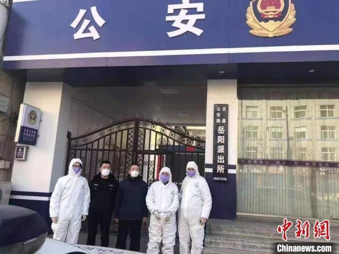 1月31日,迫于山西临汾警方疫情防控排查压力,11年前在河南省叶县持刀致1死1伤的命案逃犯葛某华投案自首。 警方供图