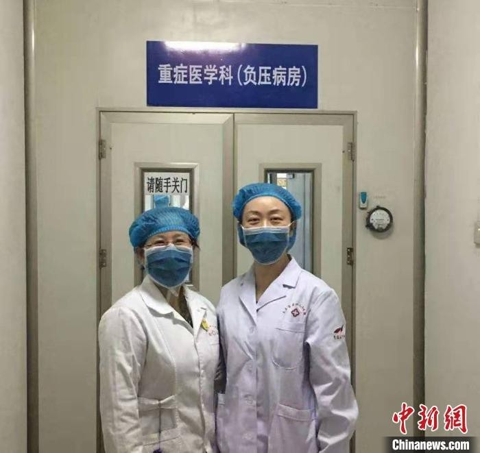 山西欧美同学会会员代表、呼吸与重症医学专家赵卉及同事进入负压病房前留影。 山西欧美同学会供图 摄