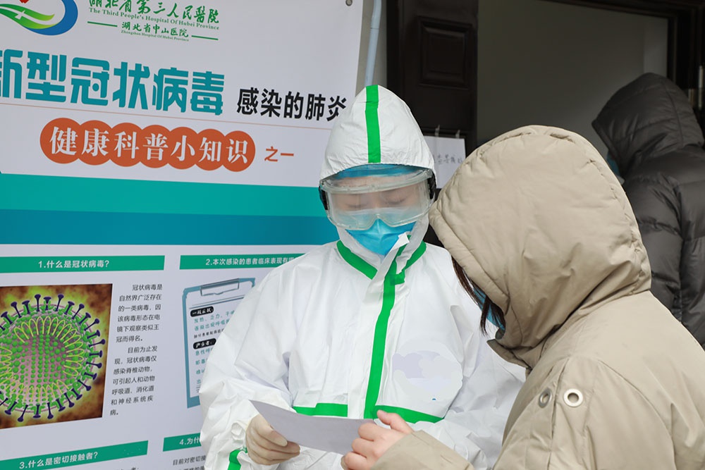叶黎文穿着防护服向公众进行宣传教育。 受访者供图
