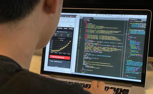 ▲资料图 图为网络辟谣小分队A2N的志愿者正在搭建网站。