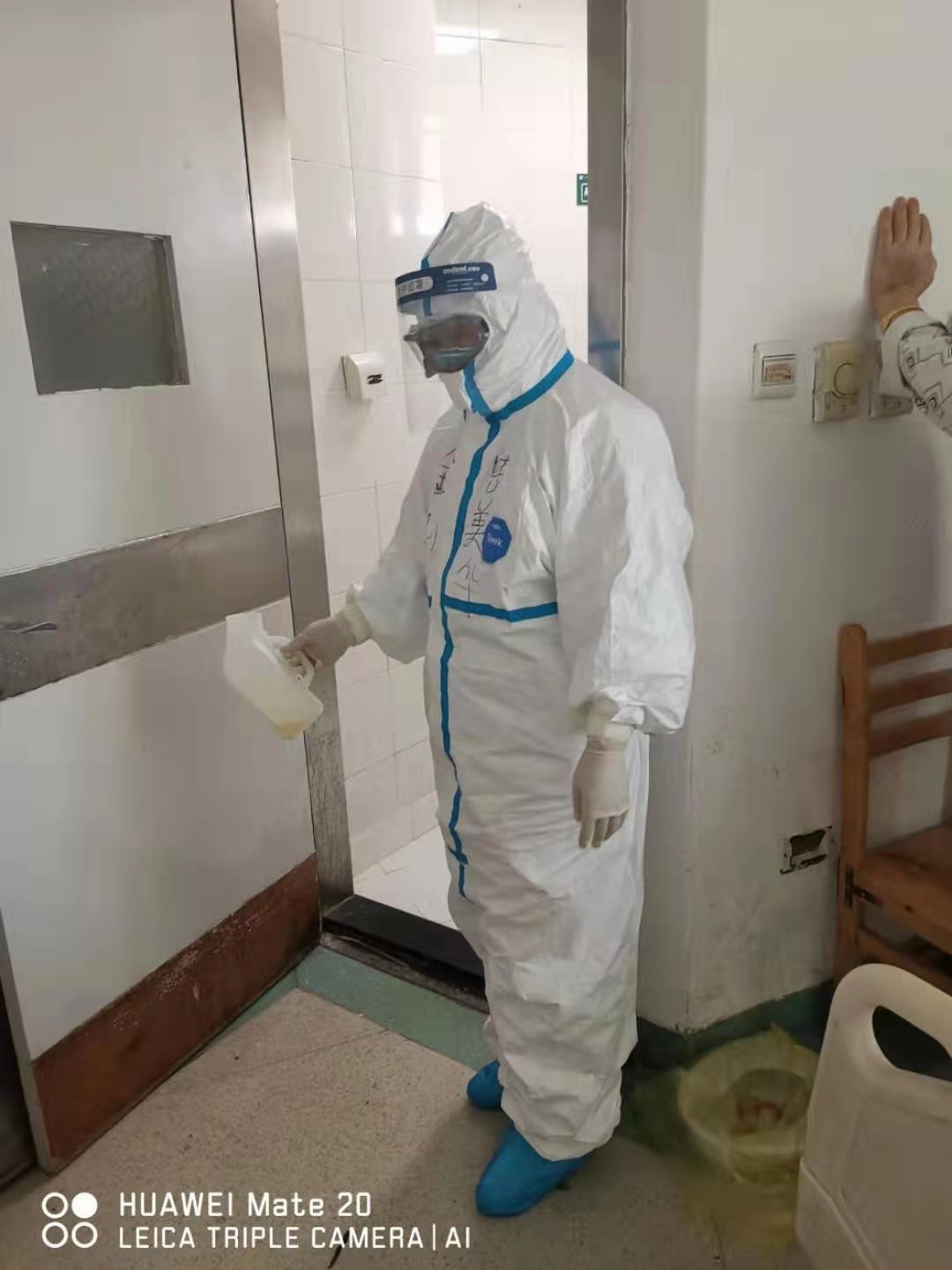 陆美华在为病人倒尿壶