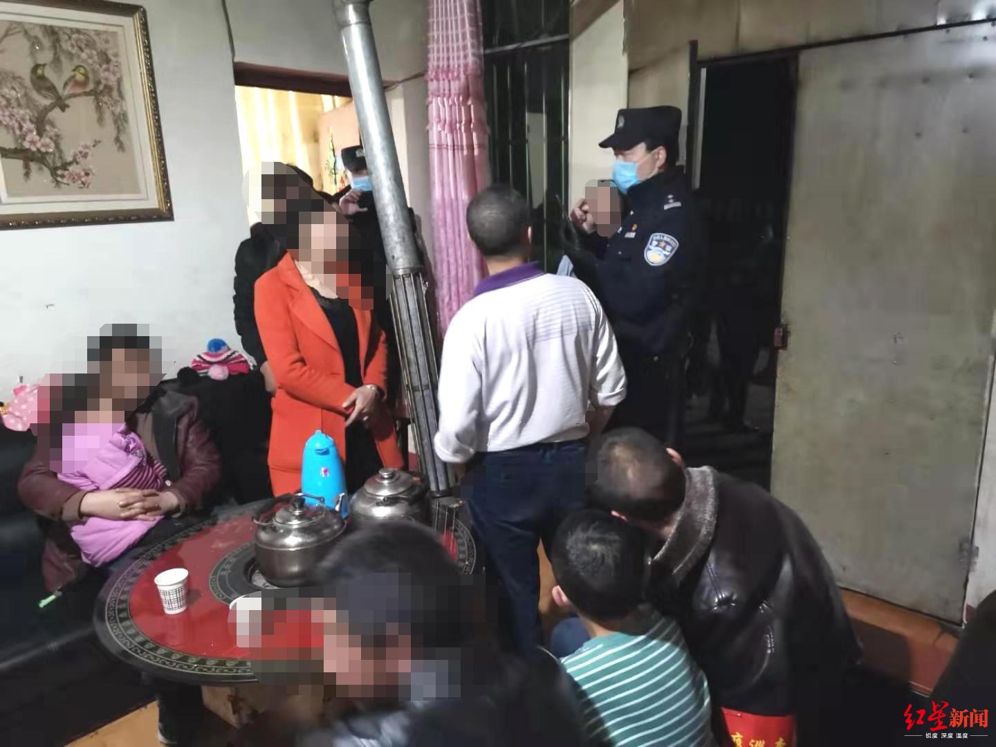  ↑民警对涉赌人员进行询问。