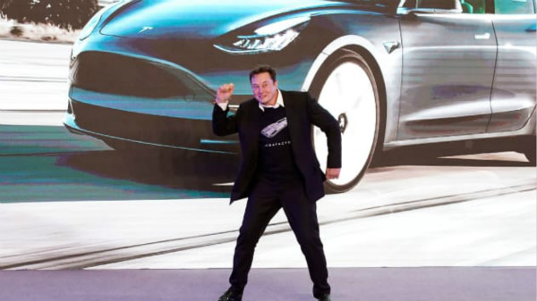 2020年1月7日，中国上海，特斯拉公司CEO埃隆·马斯克在国产Model 3交付活动中上热情“起舞”（图/路透社）