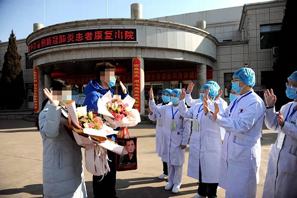 两名治愈患者向医护人员致谢、告别。新华网 发 (刘勇 摄)