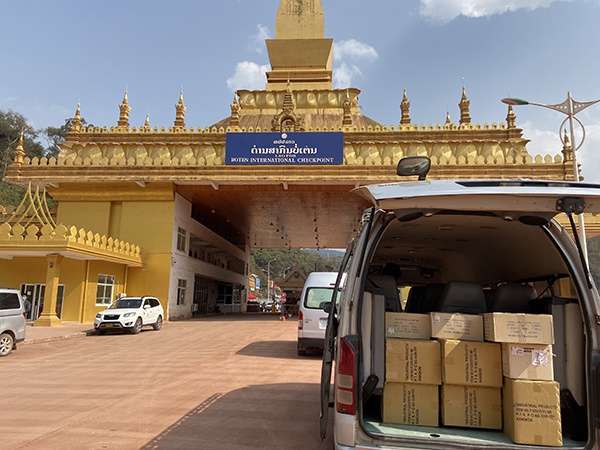  李英带着防护物资经过老挝磨丁口岸。本文图片均由受访者提供