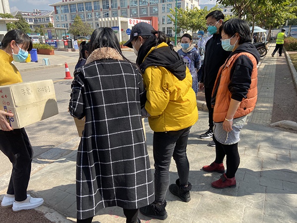  李英将防护物资送到医院