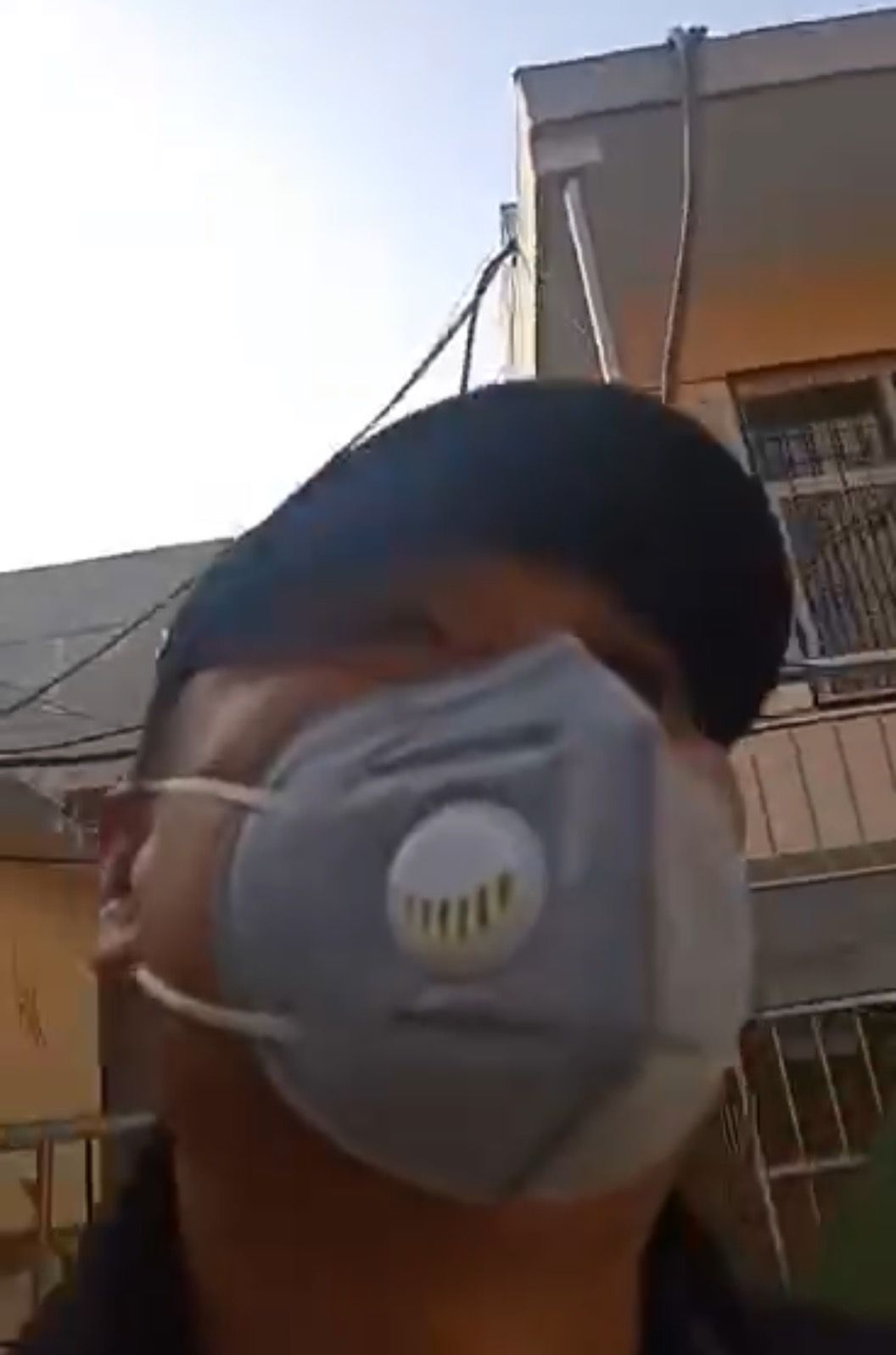 视频显示，发热门诊无人坐诊，戴口罩男子发视频求助。