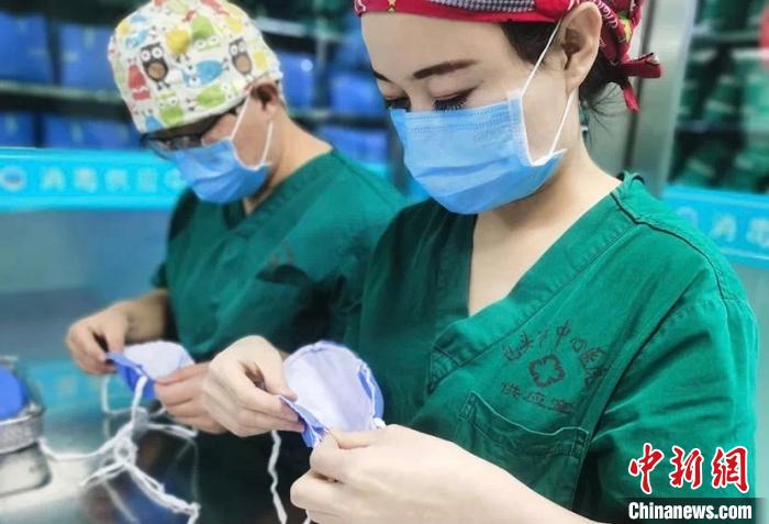 图为口罩制作现场。 医院供图