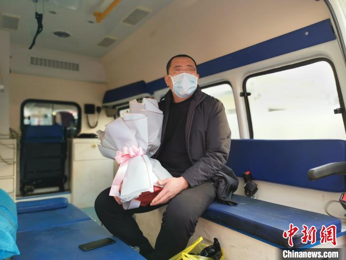 王先生家乡的孝义市高阳矿医院的医护人员专程赶来迎接他回家,并承诺将做好后续隔离、护理、心理疏导等服务保障。 汾阳医院供图 摄