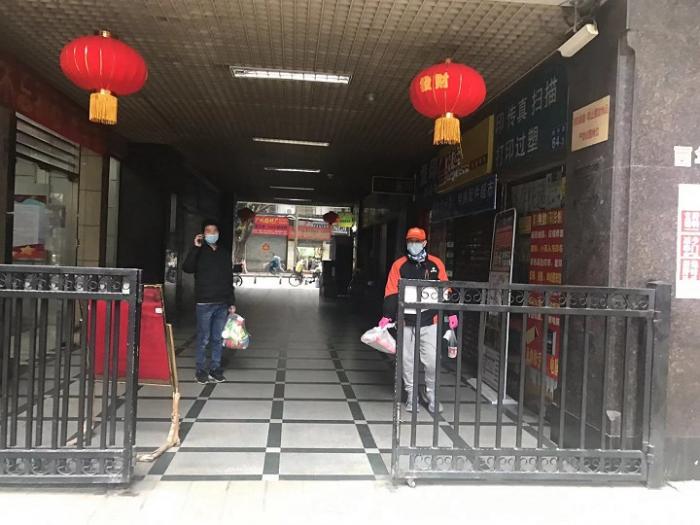 （为应对疫情，不少企业推出“无接触送餐”服务）