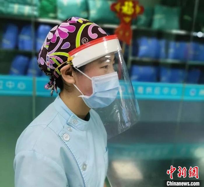 图为护士们自制的面屏。 医院供图
