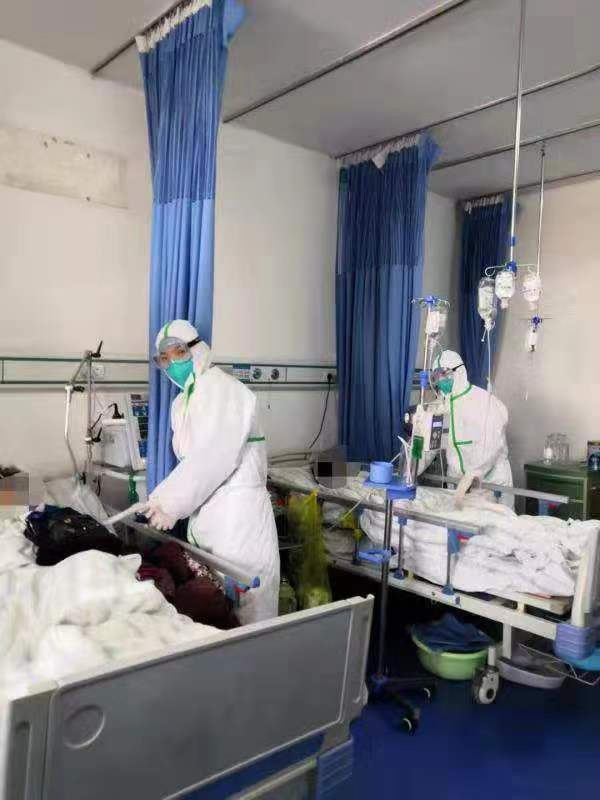 武汉市普仁医院感染科医护人员照顾病人 武汉市普仁医院 图