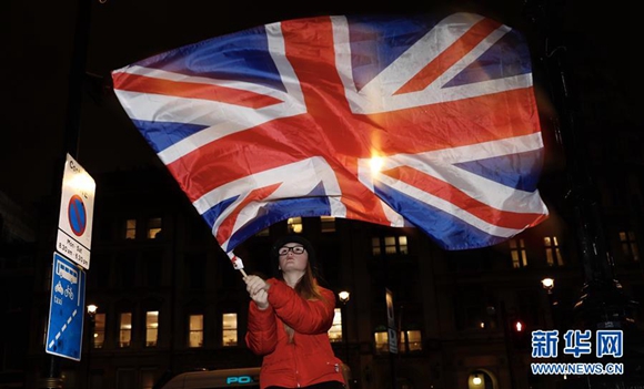 1月31日，在英国伦敦，一名女孩挥舞英国国旗。伦敦时间1月31日晚11时，英国正式“脱欧”，结束其47年的欧盟成员国身份