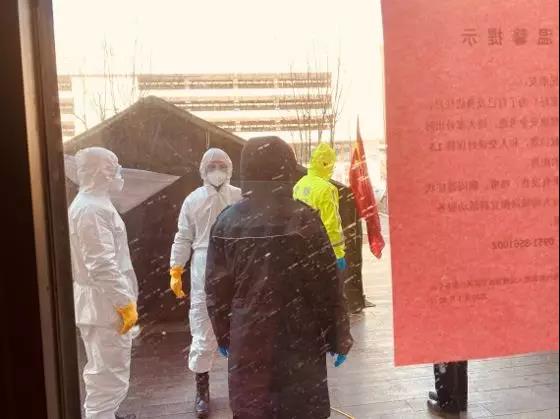 被锁的楼门外有疾控和公安人员坚守岗位。
