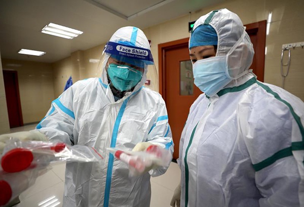 罗信渠和感染科医生准备进入隔离病房采样。本文图片均为全椒县新闻中心提供