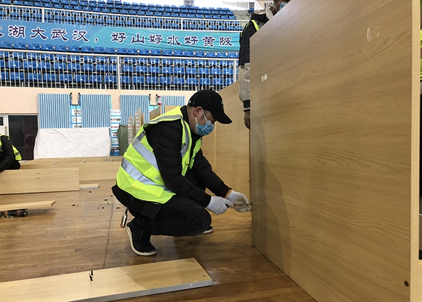  施工人员拼装床铺。澎湃新闻记者 汤琪 图