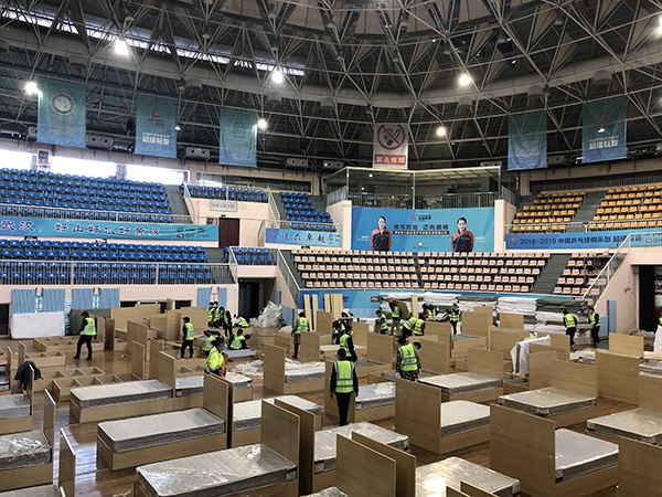  体育馆内工人正在加紧改造工作。澎湃新闻记者 汤琪 图