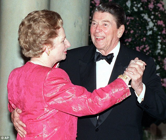 1988年，美国总统里根在白宫与来访的英国首相撒切尔翩翩起舞（@AP）