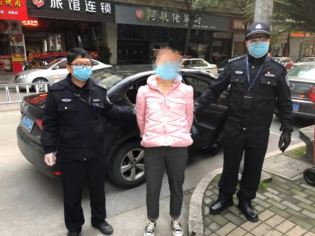 挥刀砍断警盾 女子暴力抗拒防疫隔离