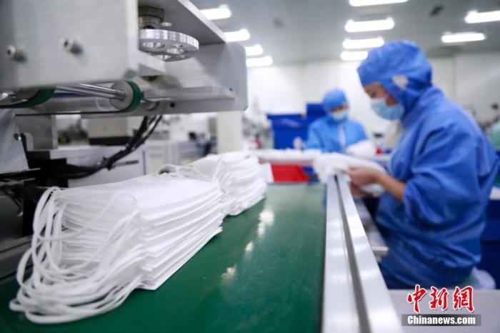 资料图:工人在赶制口罩。汤彦俊 摄