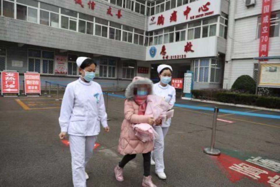 小晗捧着鲜花被医护人员送出医院。 受访者供图