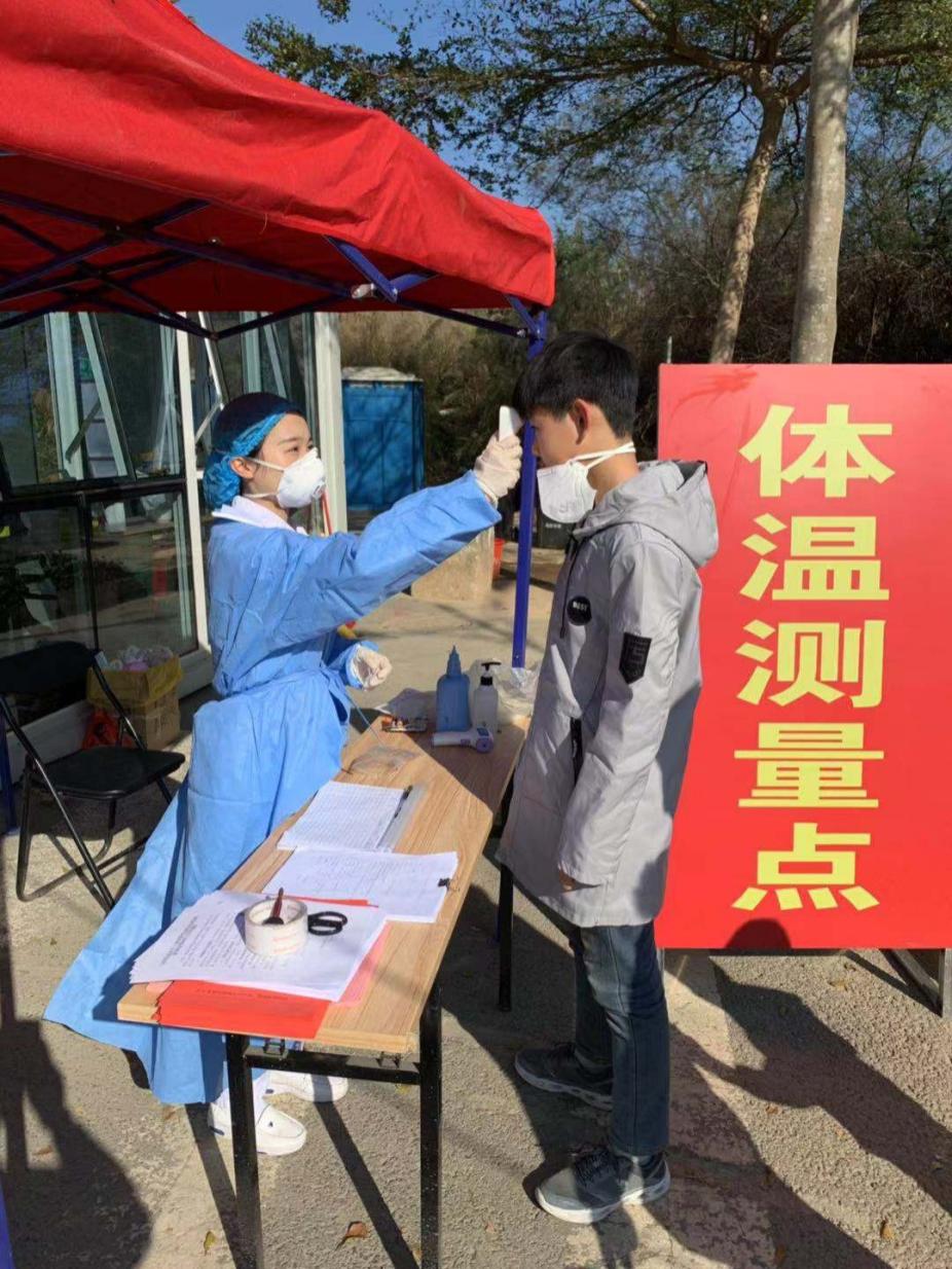  李天玲护士在深圳市坪山区锦绣东路体温监测点工作